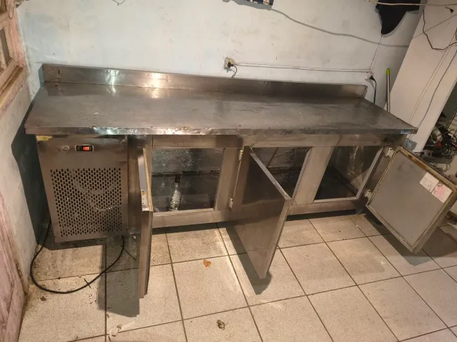 Balcão inox refrigerado medidas 2,50x0,90 com algumas marcas de uso gelando bem entrega