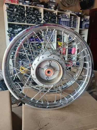 Rodas de lig lev pe de galinha e palitada