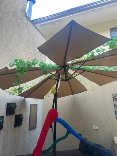 Guarda sol com estrutura de chão