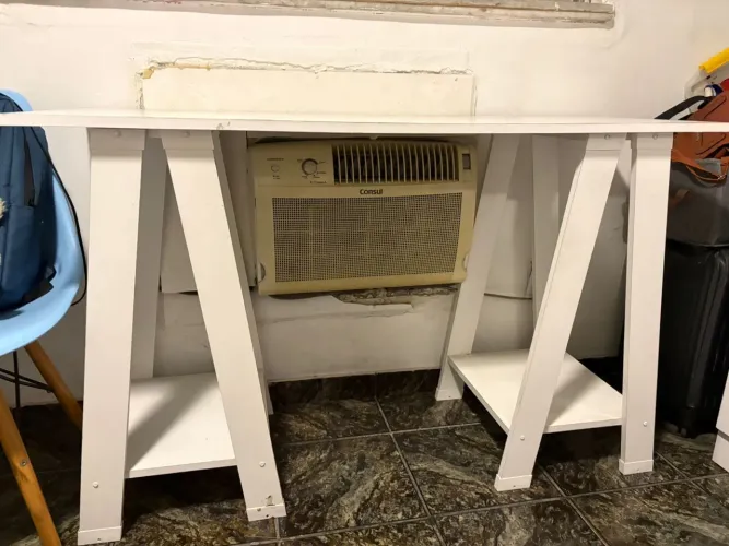 Mesa branca de estudante