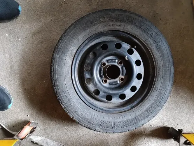 Roda aro 13 ferro com pneu furacão 4x100