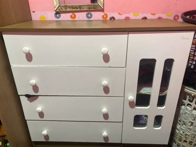 vendo cômoda,só que a última está meio travada! E tem um trocadinho na porta!