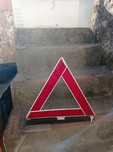 Acessório de Segurança para veículos.Triângulo de sinalização