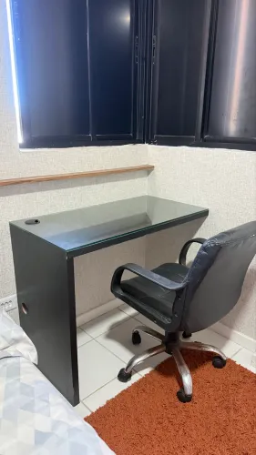 Escrivaninha com cadeira