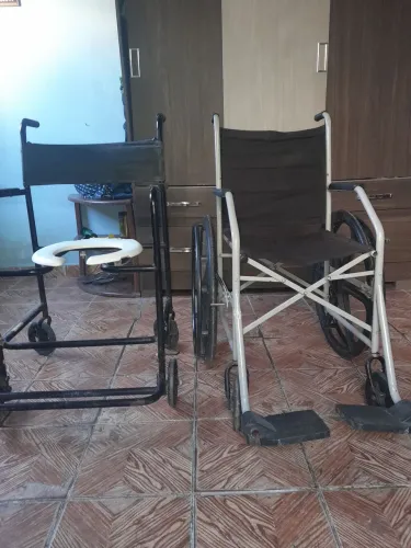 CADEIRA DE RODAS E CADEIRA DE BANHO