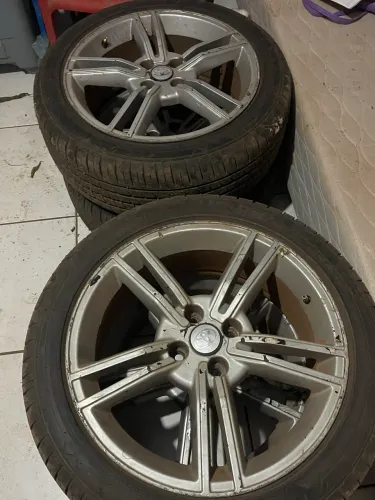 Rodas liga leva Aro 17 com marcas de uso, 4 pneus novos 