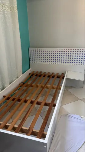 Desapego cabeceias e cama de solteiro