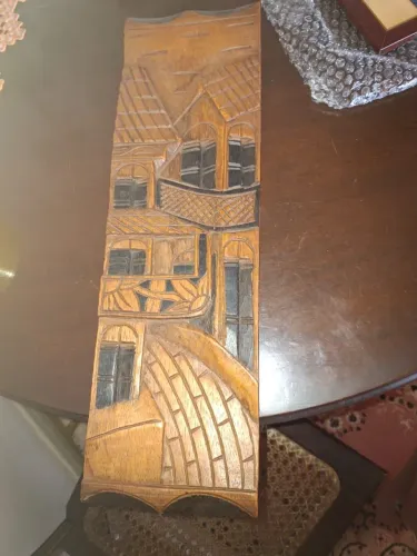 Quadro decorativo em madeira maciça com motivo casario colonial