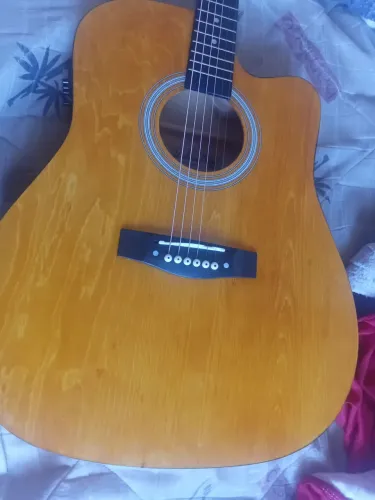 Vendo violão novo 5 mês de uso manutenção foi feita a 1 dia cordas novas