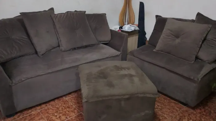 Sofá com dois e três lugares com puffe semi-novo <br>Whatsapp *