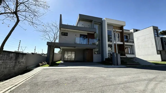 Linda Residência em alto padrão de acabamento com 3 suítes uma delas com closet - Umbará -