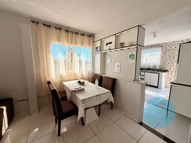 Casa mobiliada com móveis e eletrônicos