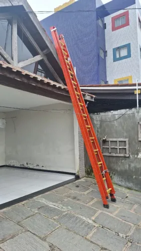 ESCADA DE FIBRA PROFISSIONAL ROBUSTA - 7,50 m - 23 Degraus - BTF