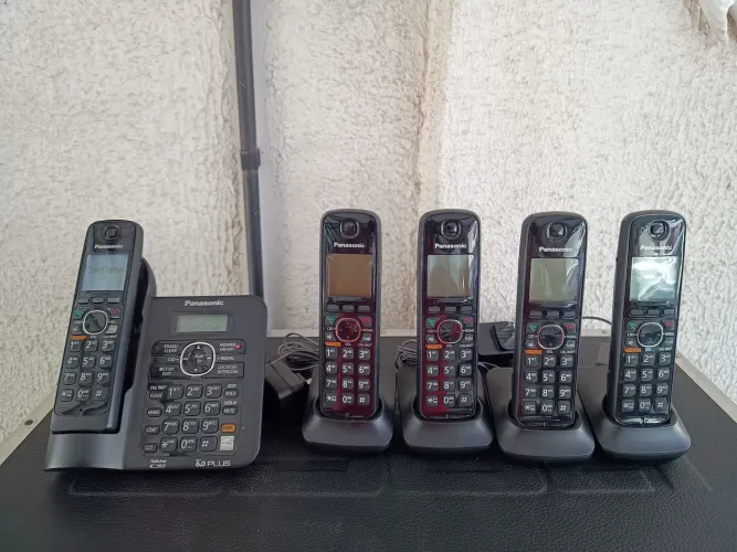 Telefones Panasonic KX-TG6641 DECT 6.0 sem fio base principal, 4 bases e 5 aparelhos.