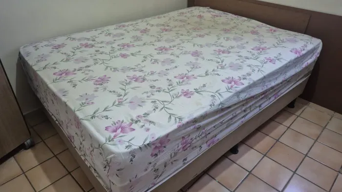 Vendo Cama casal conjugada.