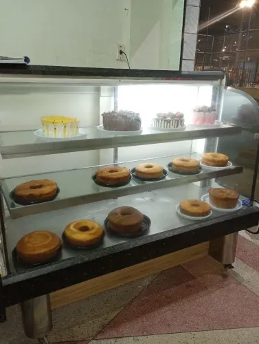 Balcão expositor não refrigerado c/ rodinhas e em MDF e granito