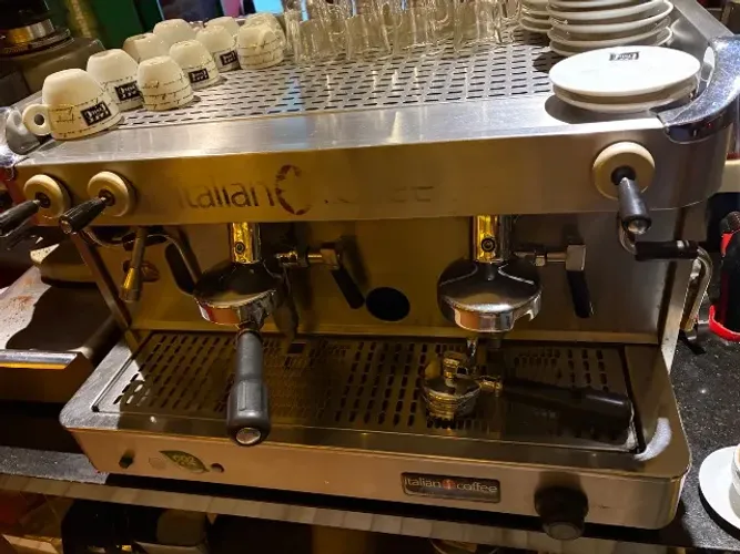 Máquina de Café Espresso Profissional Italian Coffee 2 grupos Barista com Moinho e Gaveta