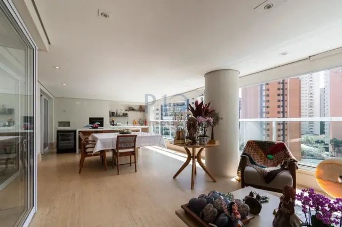 Apartamento com 4 suítes 4 vagas a venda em Moema