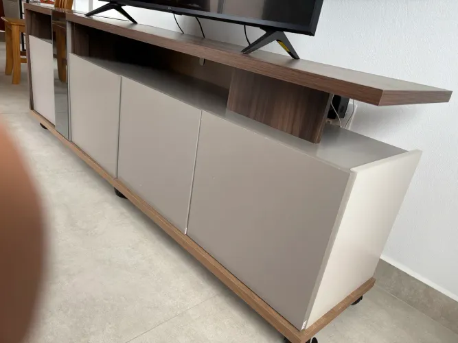 Rack para TV com excelente espaço de armazenamento.