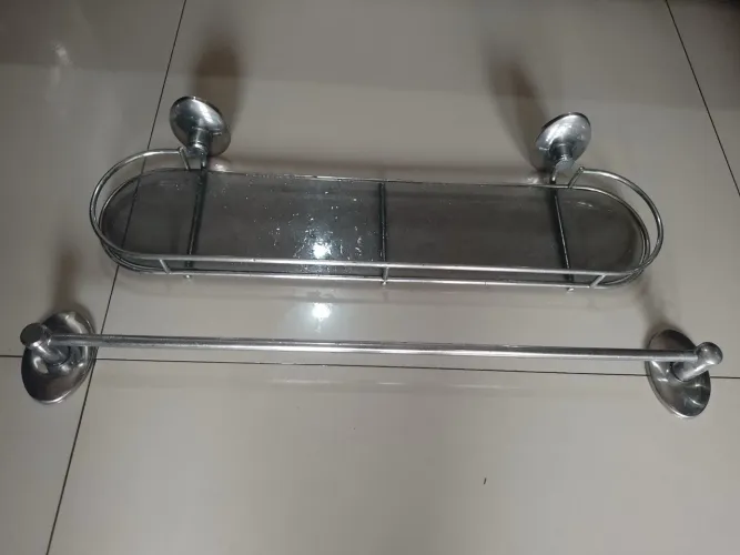 Kit para banheiro em aço inox com porta toalha e shampoo
