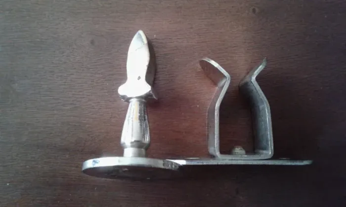 Prendedor de Porta Cromado com marcas de uso