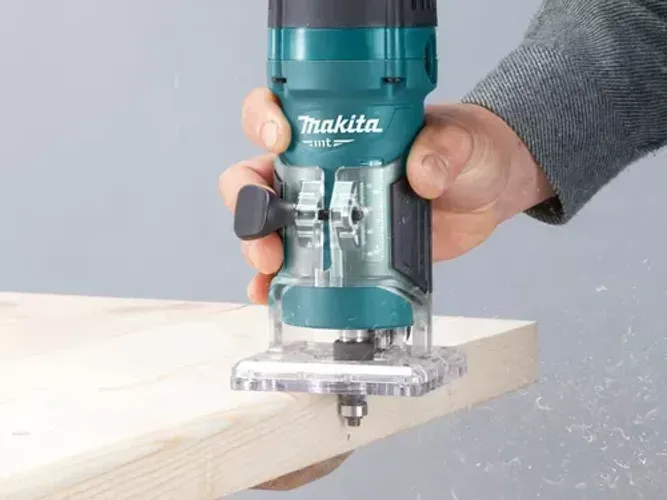 Tupia manual 530 watts com pinça de 6mm M3700b 220V-Makita