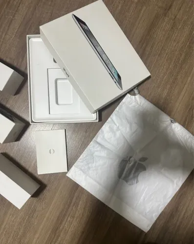 Caixas vazias de iPhone e IPad