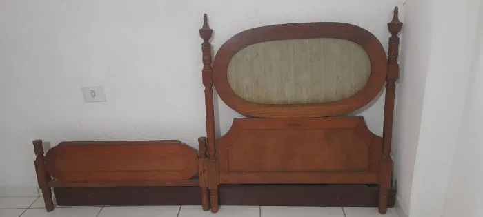 Cama de Solteiro de Madeira - Maciça Trabalhada