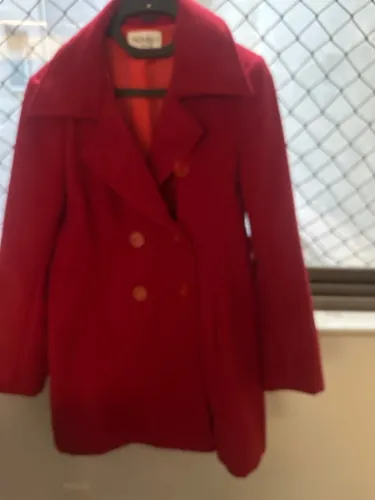 Casaco vermelho elegante que aquece bastante