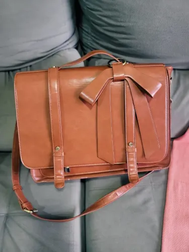 Pasta unissex de ombro em couro sintético para notebook e documentos.