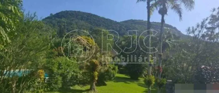 Casa de condomínio para venda com 230 metros quadrados com 4 quartos