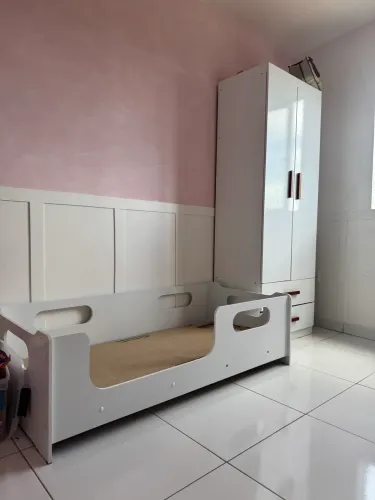 Cama montessoriana com armário 