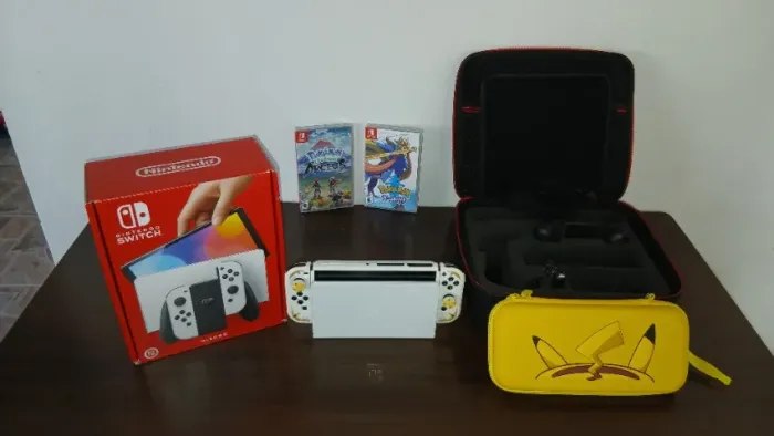 Switch Oled + 2 Jogos Pokemon + 2 Bags de Transporte