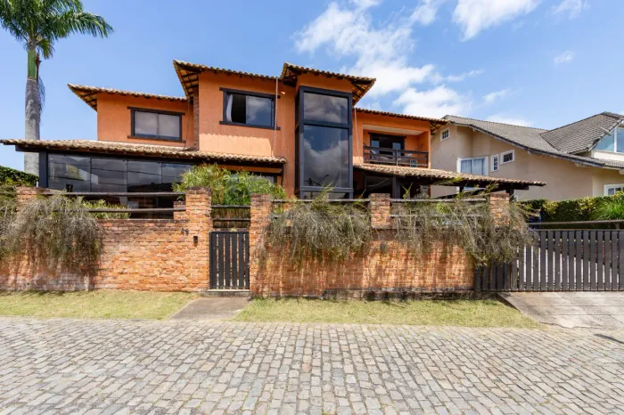 Casa com 5 quartos no melhor condomínio da Várzea, em Teresópolis.