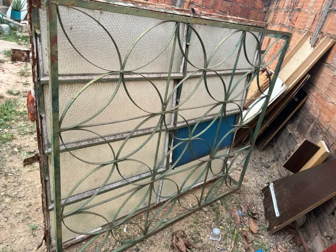 Janela de ferro com vidro tamanho altura 120 cm por 140 cm de largura com grade 