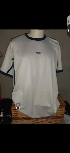 Camiseta Umbro Branca Manga Curta.as duas por 