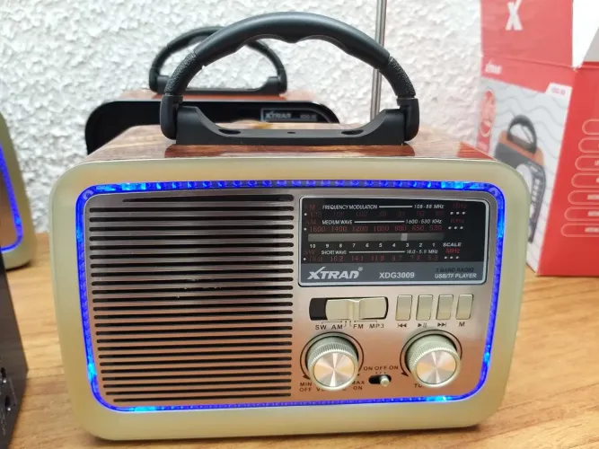 Rádio Am Fm Retrô Com Led Lanterna Bluetooth Pendrive acompanha cabo Energia relogio
