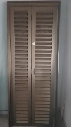 Porta e Janela Veneziana de Alumínio marrom cada uma 450  