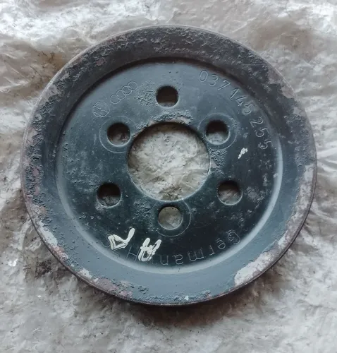VW 1.8/ 2.0 POLIA BOMBA HIDRÁULICA 037145255