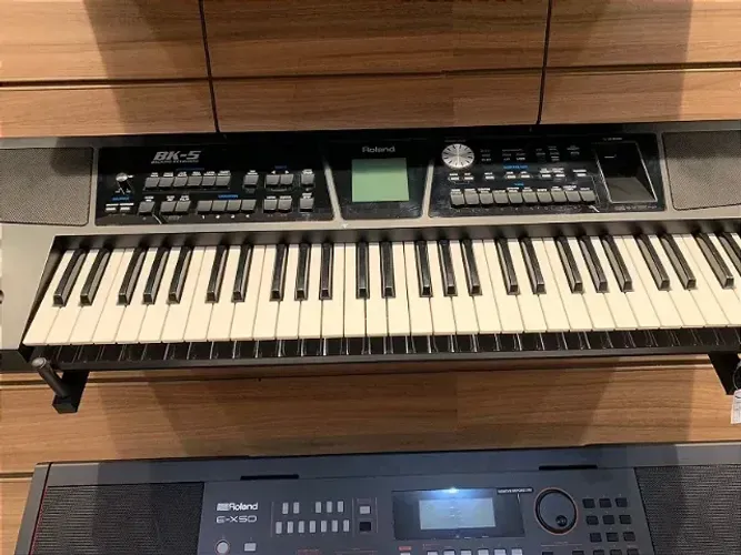 ROLAND TECLADO BK5