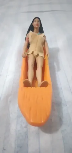 Boneco Pocahontas com a canoa