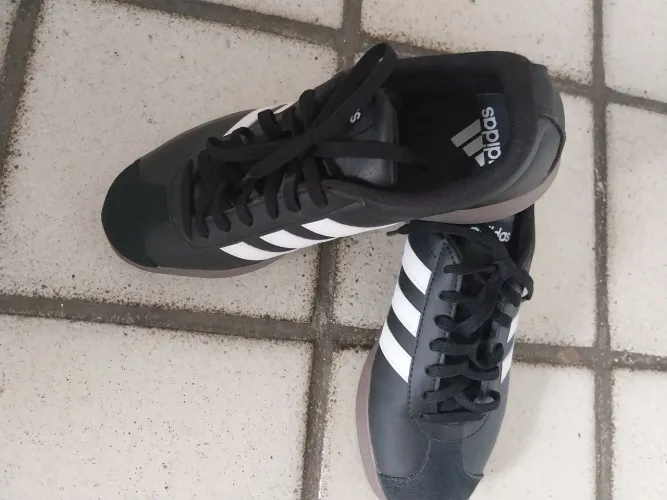 Tênis Adidas