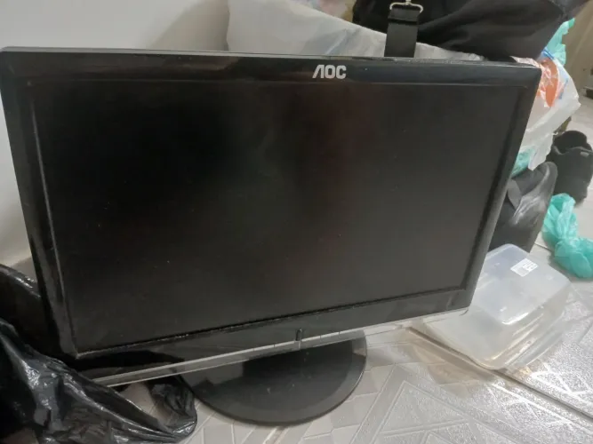 Monitor AOC com defeito 