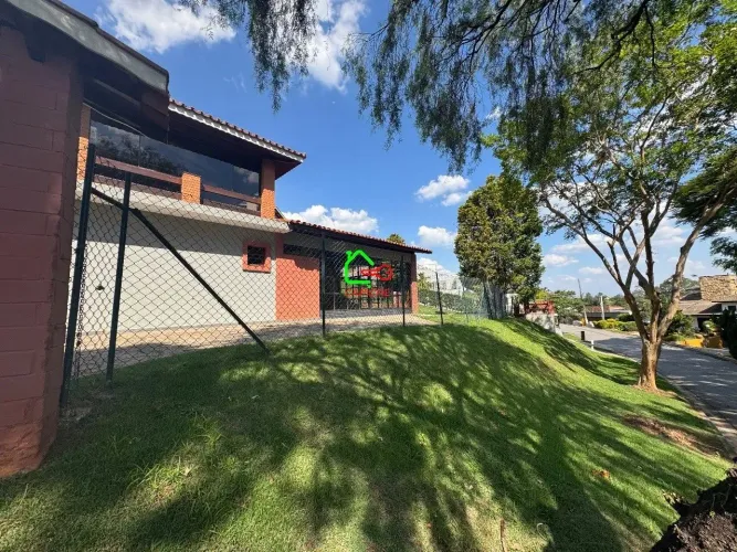 Casa de Condomínio à Venda em Vinhedo-SP - 4 Quartos, 2 Suítes, 3 Salas, 4 Banheiros, 7 Va
