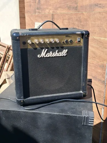 Caixa Marshall MG 15Cd. 
