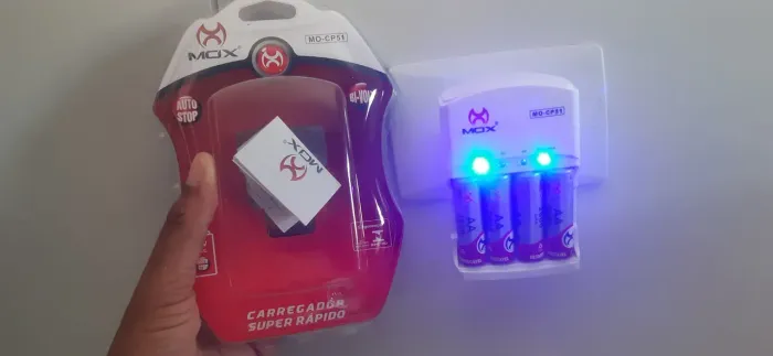 carregador + 4 pilhas recarregáveis AA - ótima qualidade