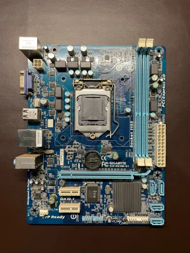 Placa mãe H61 (COM DEFEITO) Gigabyte (GA-H61-S1 rev. 2.1) DDR3 1333MHz Socket Intel 1155
