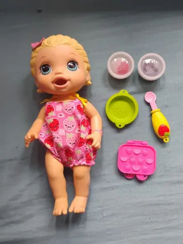 Baby Alive - Boneca que come e faz cocô