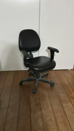 Cadeira para Escritório - Modelo Secretária - Com Encosto e Apoio para Braço - Estofada