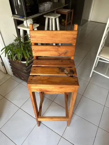 Banqueta alta em madeira rústica com recosto